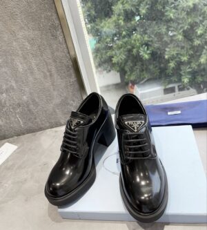 프라다 레더 힐 로퍼 1E976M 신발