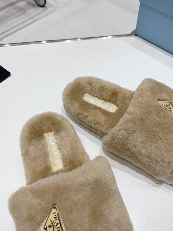 프라다 23FW 여성 시어링 슬리퍼 뮬1XX662 신발 - 이미지 3