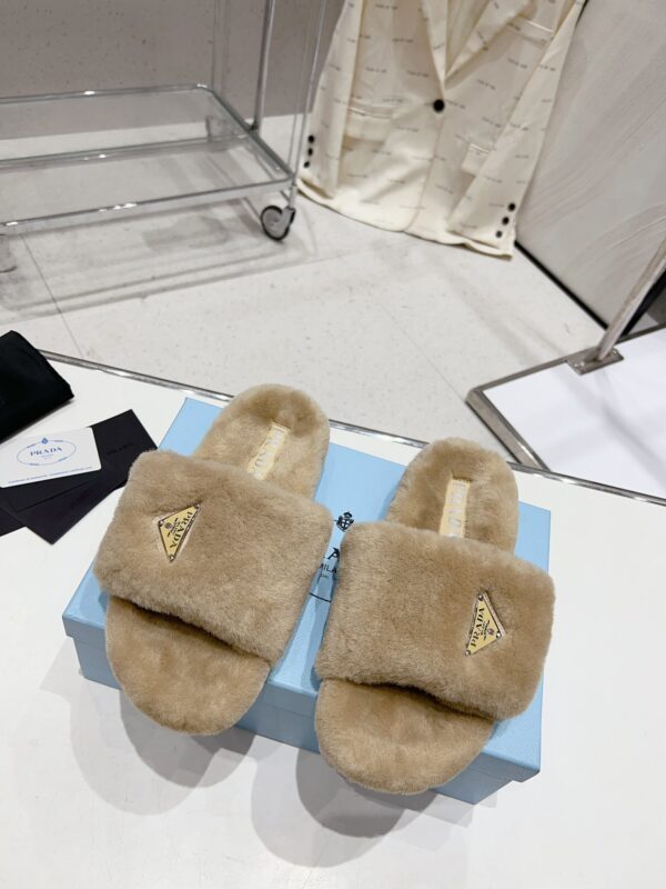 프라다 23FW 여성 시어링 슬리퍼 뮬1XX662 신발
