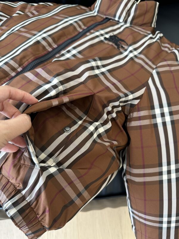버버리 여성 로고 체크 퍼넬넥 크롭 패딩 8074034 - 이미지 5