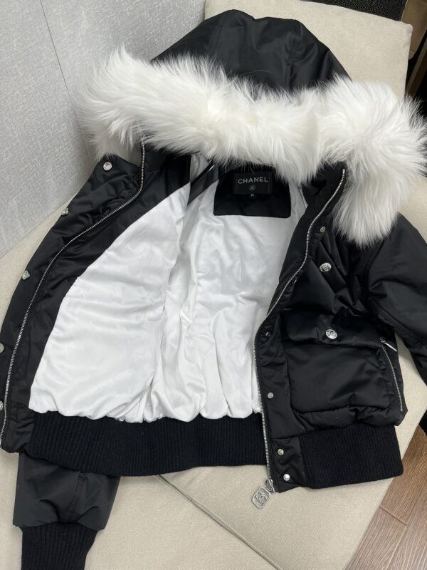 샤넬 23 COCO NEIGE 후드 퍼 실크 블루종 패딩 P74334 - 이미지 2