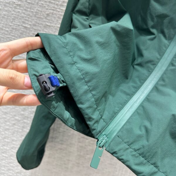 버버리 크롭 나일론 자켓 80825111 - 이미지 2