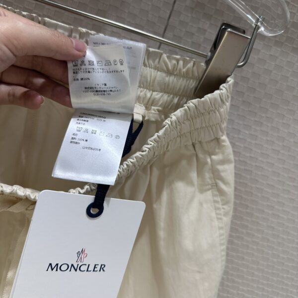 몽클레어 로고 아플리케 포플린 반바지 J10932B00010 - 이미지 6