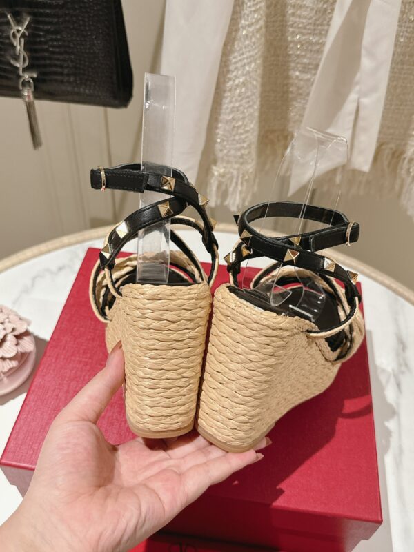 발렌티노 락스터드 115 FAUXRAFFIA 에스파듀 웨지 샌들 - 이미지 4