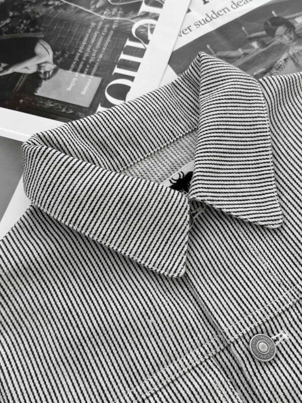 디올 D-Stripes 모티브 코튼 데님 자켓 442V11A3637 - 이미지 2