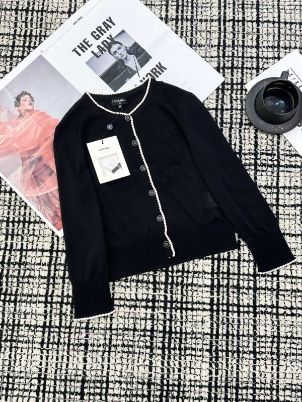 샤넬 24FW 프리컬렉션 CC 버튼 투톤 가디건 P77861