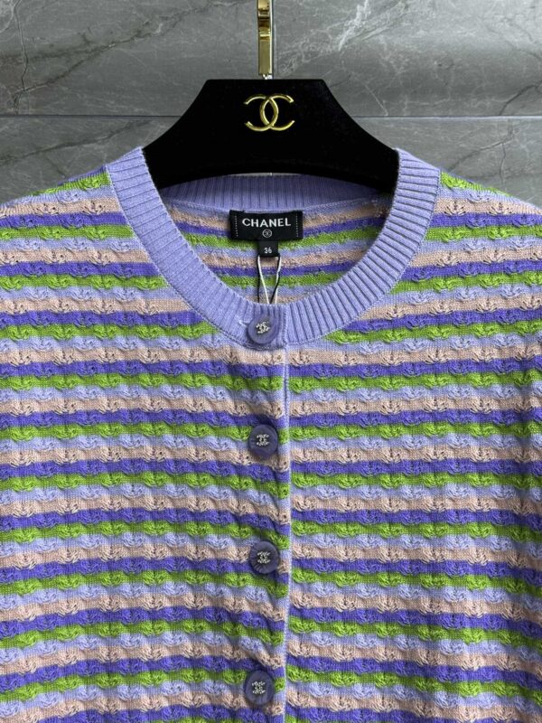 샤넬 24SS 공방컬렉션 스트라이프 반팔 니트 가디건 P77536 - 이미지 2