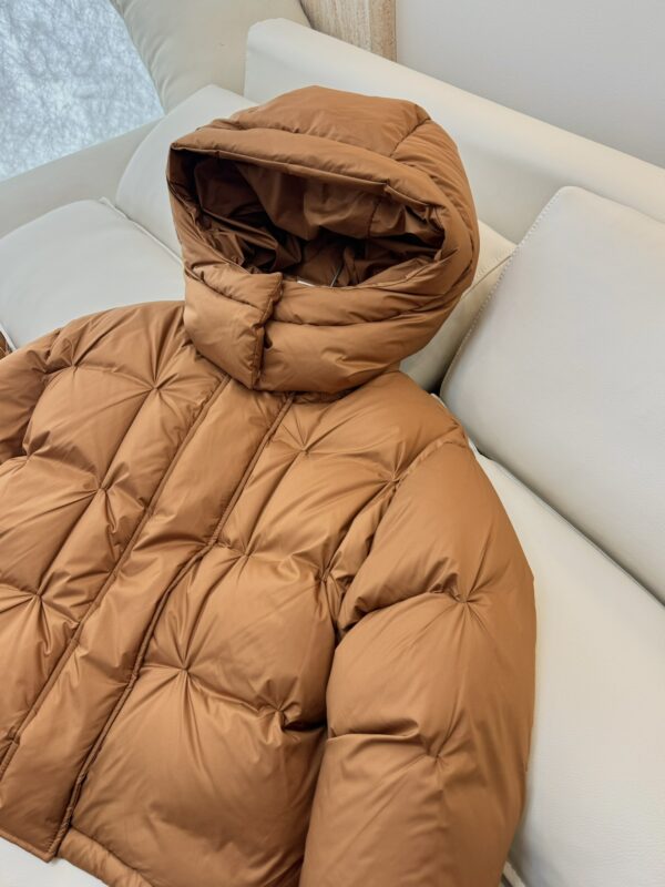 로에베 24 FW 핀치 디테일 후드 패딩 자켓 S359Y02XB9 - 이미지 7