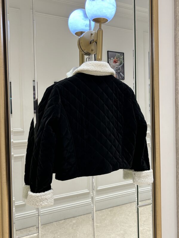 샤넬 24FW 코코네쥬 양털 시어링 블루종 자켓 블랙 P77333 - 이미지 6