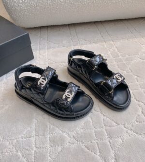 샤넬 25SS 벨크로 샌들 진주 CC로고 램스킨 3컬러  G35927