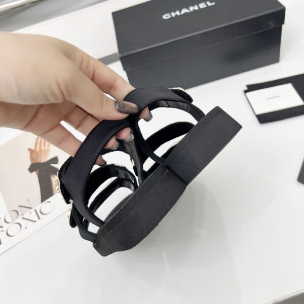 샤넬 25SS 벨크로 CC 배색 샌들 블랙 G46448 - 이미지 4