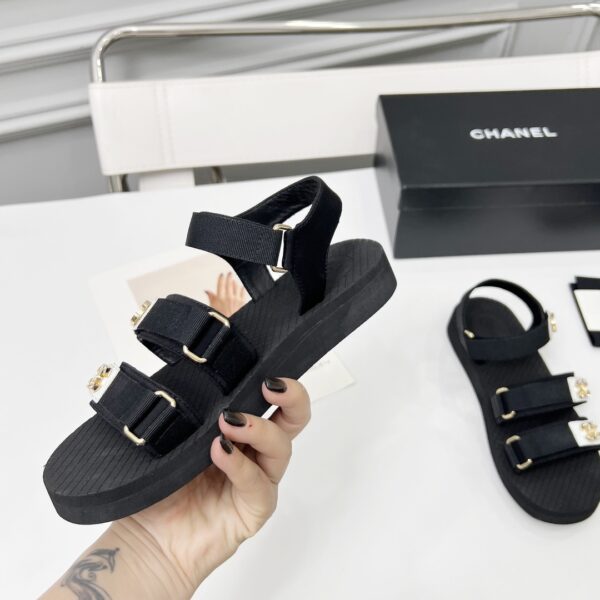 샤넬 25SS 벨크로 CC 배색 샌들 블랙 G46448 - 이미지 2