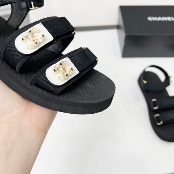 샤넬 25SS 벨크로 CC 배색 샌들 블랙 G46448 - 이미지 3