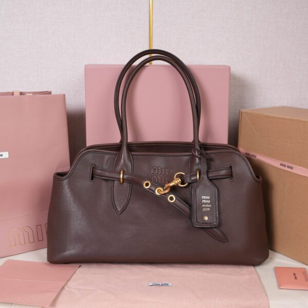 미우미우 FW25 여성 아방뛰르 레더 라지 토트백 5BG310