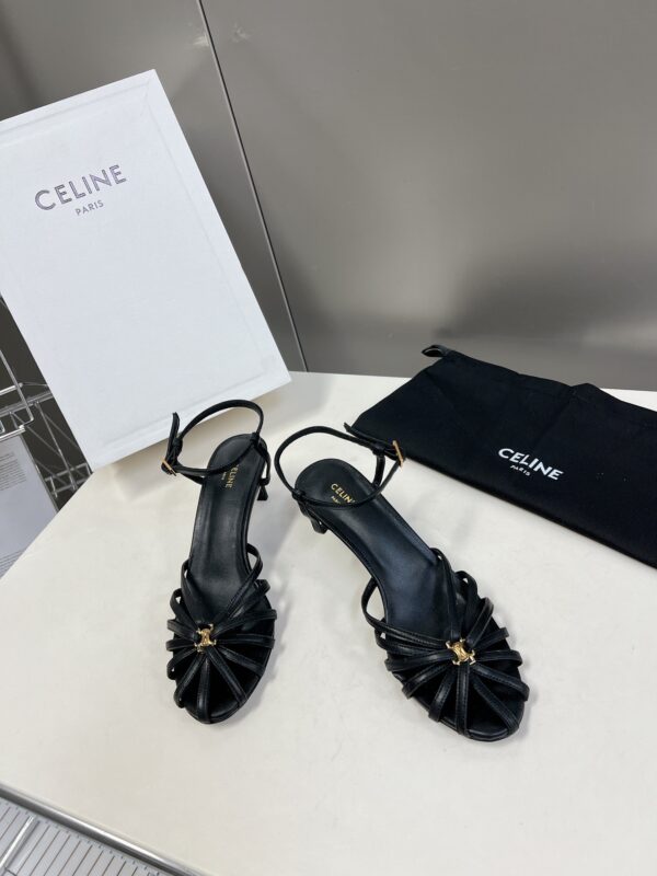 셀린느 CELINE 트리옹프 샌들 램스킨 352203958C