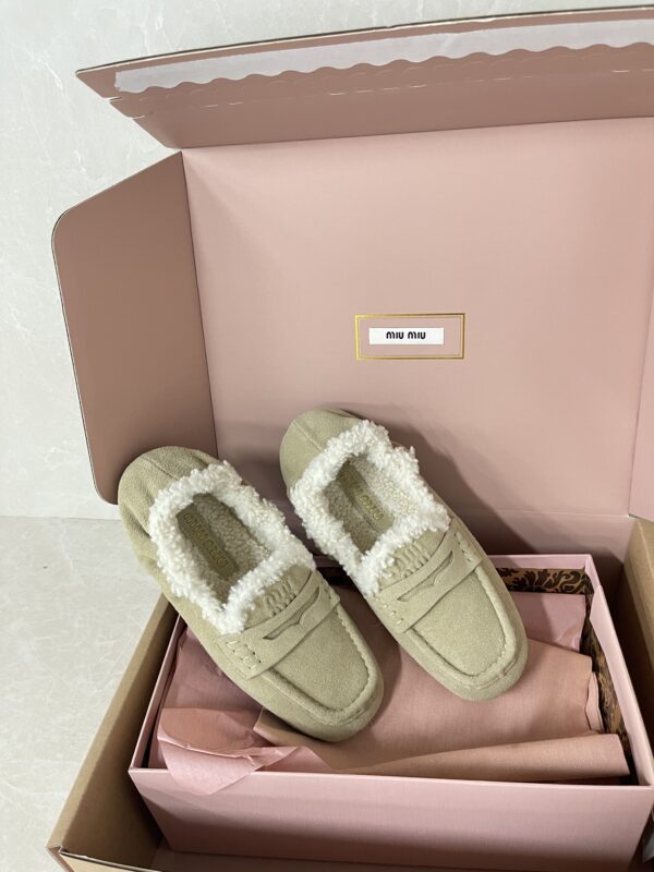 미우미우 25FW 스웨이드 시어링 로퍼
