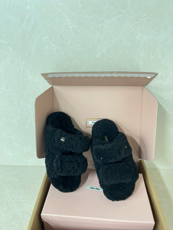 미우미우 25FW 시어링 슬리퍼 - 이미지 3