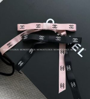 샤넬 25FW 리본핀 CC로고 큐빅 리본 모양 바레뜨 실크 새틴 블랙 핑크 AAB397