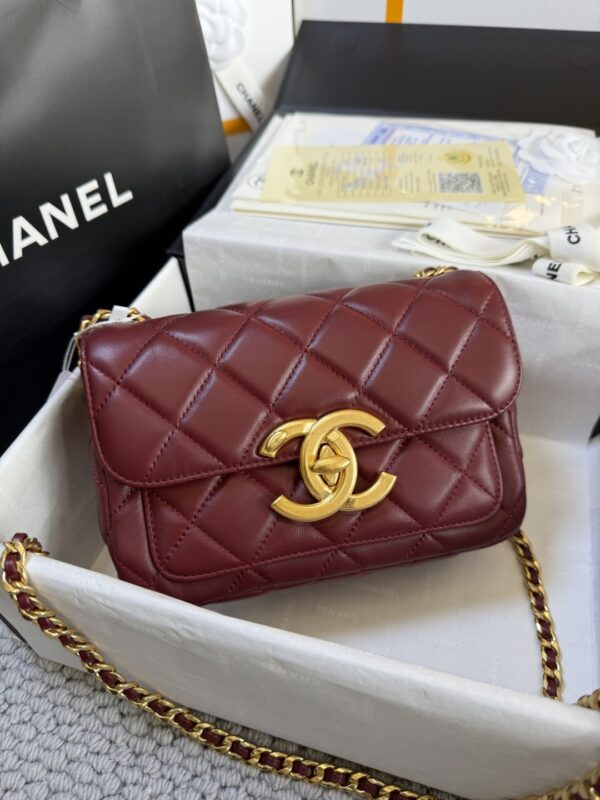 샤넬 24FW 미니 플랩백 시즌 CC로고 체인백 AS5026