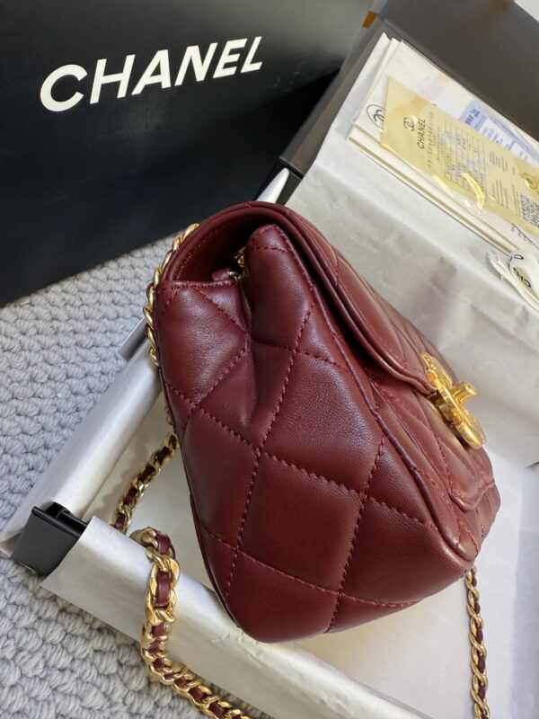 샤넬 24FW 미니 플랩백 시즌 CC로고 체인백 AS5026 - 이미지 2