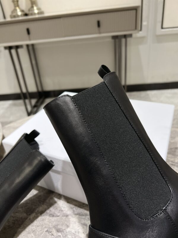디올 디 퀘스트 앵클 부츠 블랙 KDT115VEA - 이미지 5
