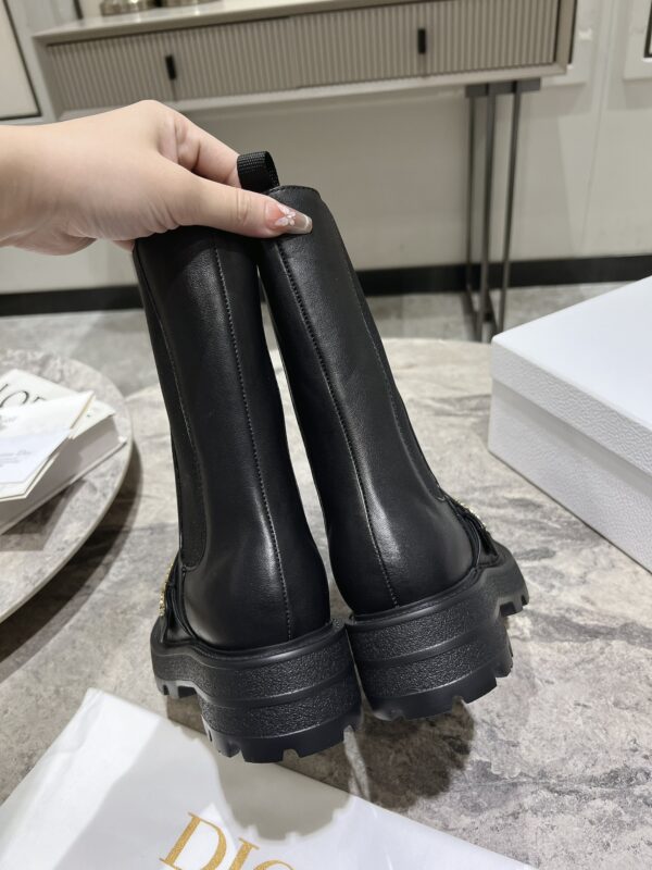 디올 디 퀘스트 앵클 부츠 블랙 KDT115VEA - 이미지 4