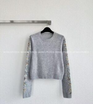 디올 자수 니트 스웨터 그레이 멀티 554S37A0039