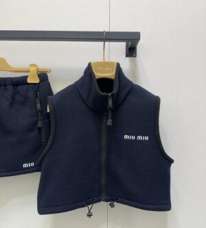 미우미우 로고 자수 크롭 플리스 조끼 MT2051