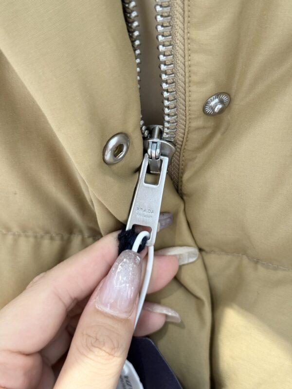 프라다 버튼업 퀼팅 다운 베스트 패딩 조끼 29A286 - 이미지 4