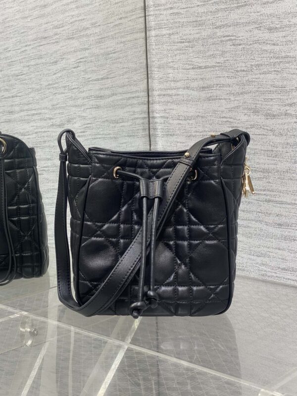 디올 디 모션 버킷백 스몰 까나쥬 블랙 M2851ONWP